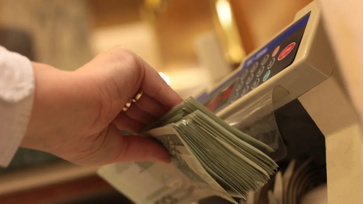 DZIEŃ NA GPW: Spadki głównych indeksów na poziomie 3-4 proc; silnie rosną JSW i Bogdanka