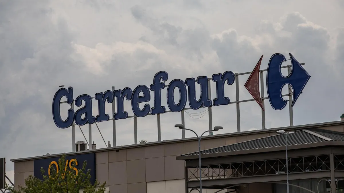 Carrefour sprzeda blisko 800 sklepów w Polsce. Do przejęcia również centra handlowe