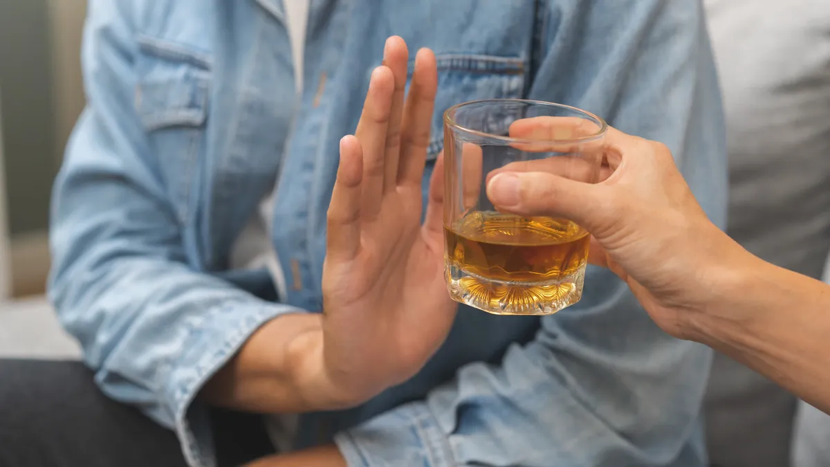 "Hamulec w mózgu". Nowe badania pokazują, co powstrzymuje nas przed upijaniem się