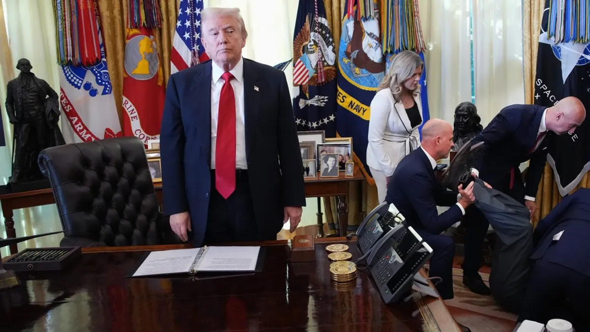 To zdjęcie obiegnie świat. Menedżer zemdlał podczas konferencji Trumpa [WIDEO]