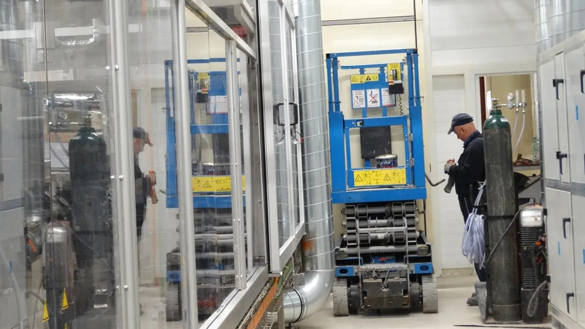 Fabryka Cukierków "Pszczółka" ma karmić wojsko. Zaskakujący asortyment