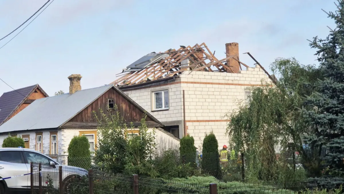 Uszkodzony dom w Wyrykach. Media: spadła na niego rakieta, nie dron