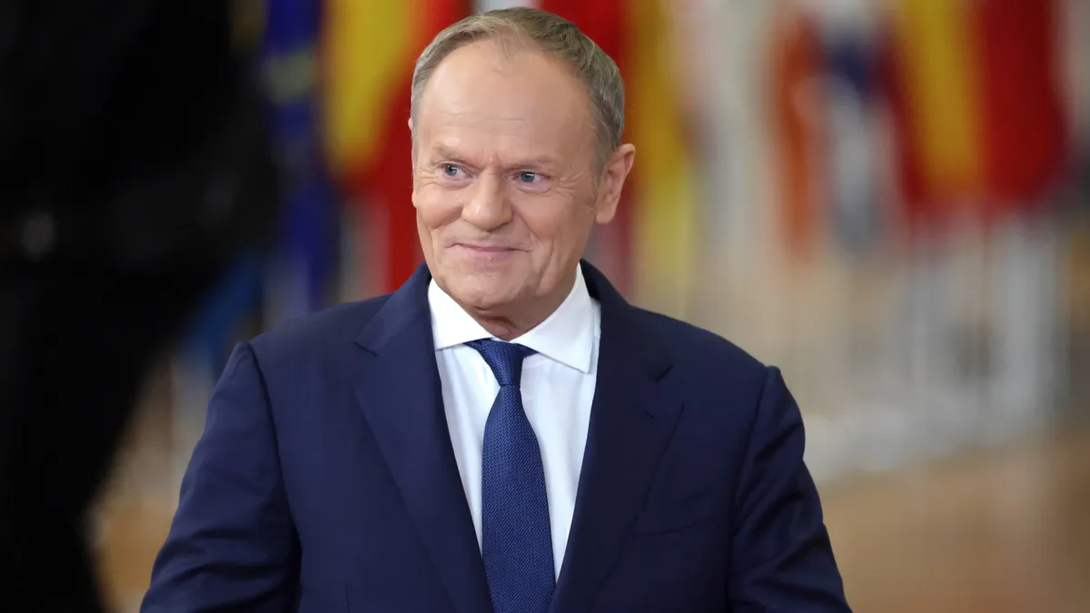 PiS nakazał rezygnację ze stowarzyszeń politycznych; Tusk skomentował Morawieckiego