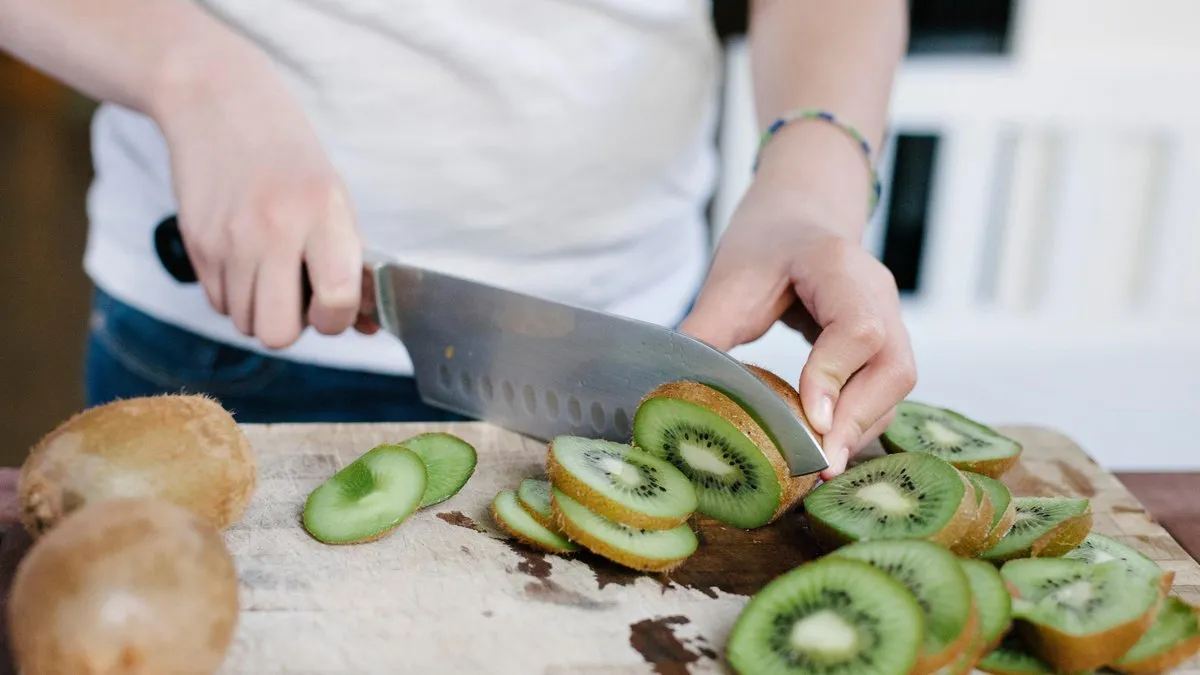 Zbadano im krew przed i po zjedzeniu kiwi. Wyniki badania zaskakują