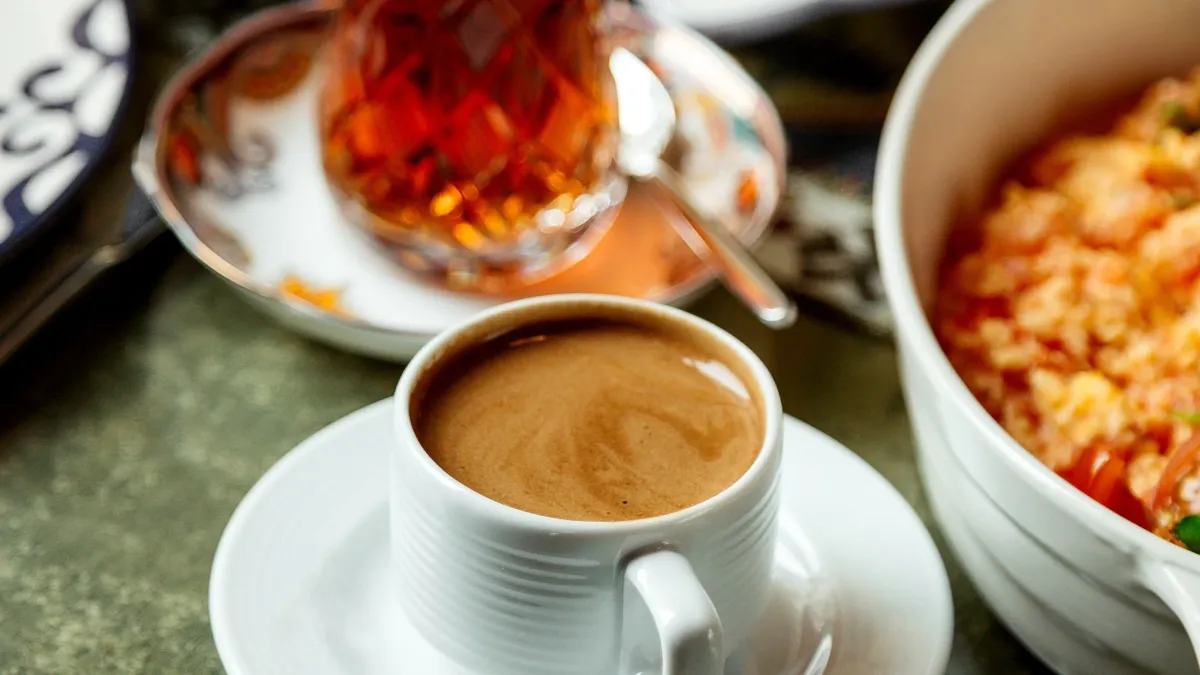 Kawa i herbata a ryzyko demencji. Badanie JAMA 2026 wskazuje konkretne ilości