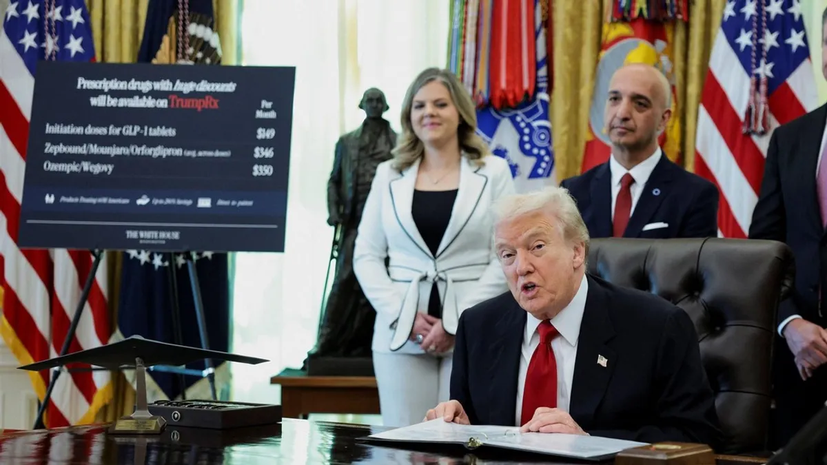 Trump przemawiał w Gabinecie Owalnym. Za jego plecami rozegrał się dramat. Wszystko się nagrało