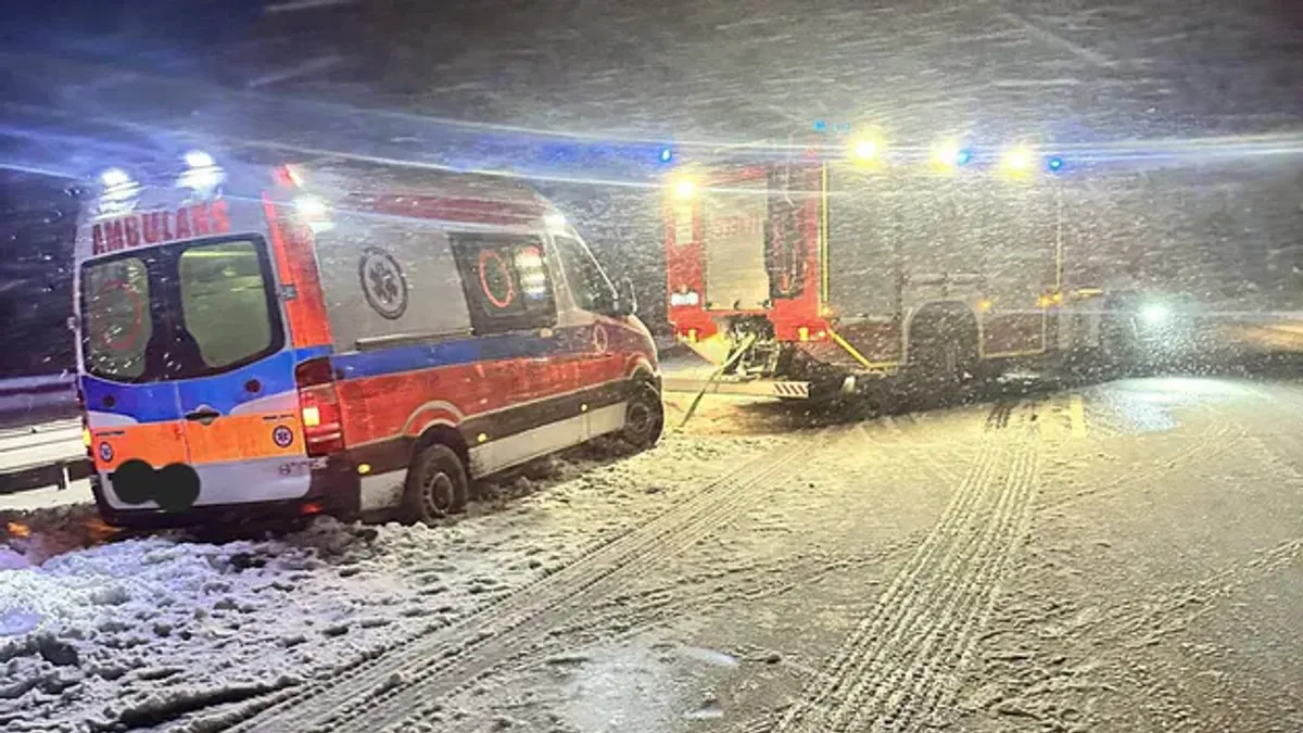 Karetki utknęły na zasypanych drogach. W środku ludzie w stanie zagrożenia życia